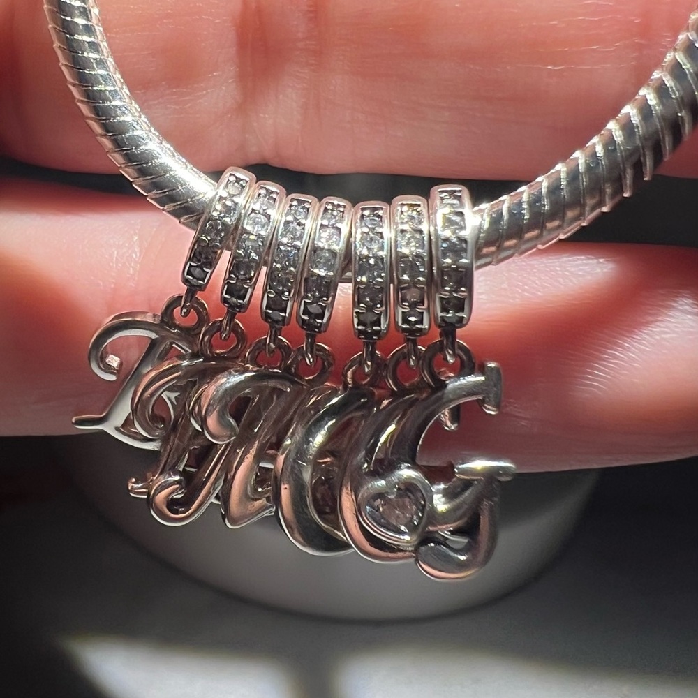 Letter V Charm - Picture 9 of 9